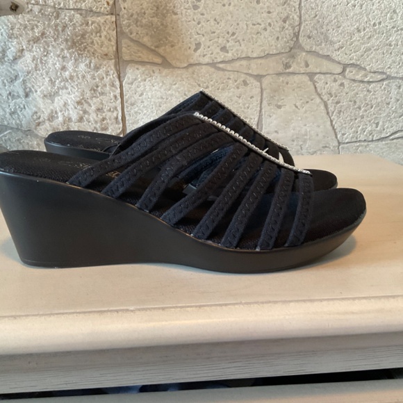 Womens black wedge sandal 9M like new - Picture 2 of 4